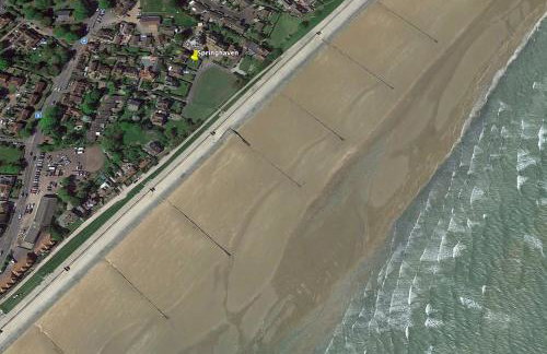 Beachside period family home. 5 BR spacious, comfortable. - Photo 47