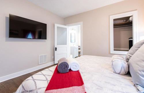 2BR Haven: Remodeled Gem! - Foto 12