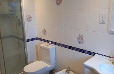 Central to town, 4 bedrooms, sleeps 8, parking for 4 plus cars - Foto 11