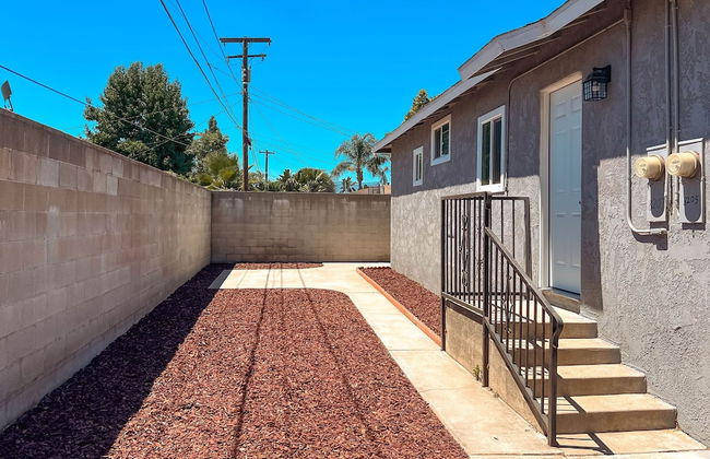 Cozy 2BR Home With Bright Interior Relaxing Patio - Foto 28