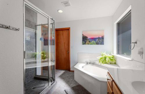 Family Lakefront Home with Large Porch - Foto 15