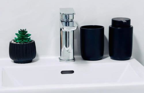 Chic Studio, Free parking, Sleeps 2 - Foto 25