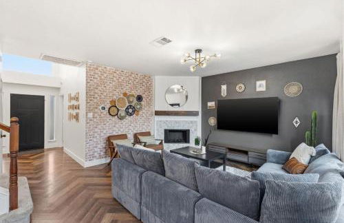 5BD Getaway w Pool Patio Firepit Mins to DT - Photo 6