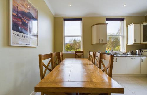 Mourne Mountain Bliss, Rostrevor 4BR Cottage with Patio & BBQ ideal for a relaxing getaway - Photo 8