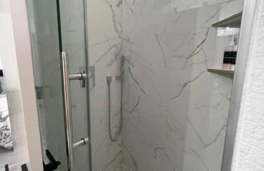 Entire Modern House with King bed & 65inTV - Foto 16