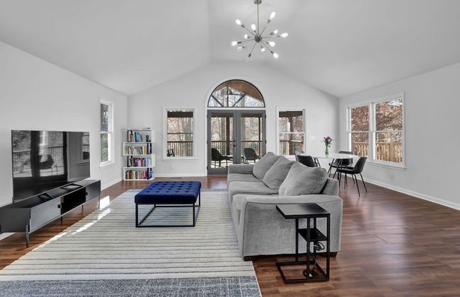 Chamblee Retreat 3BR Home w Spacious Porch - Foto 33