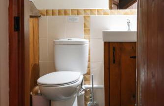 Vale Farm Cottages - Photo 6