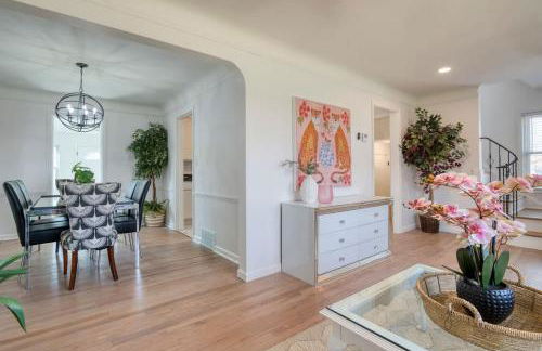 Stylish 3BR w Sunroom & Deck - Foto 8