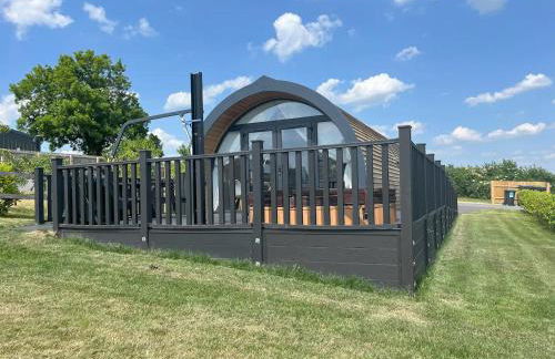 Blackbird Lodge - 2 bed with aircon, hottub, AC, accessible, stunning views - Photo 1