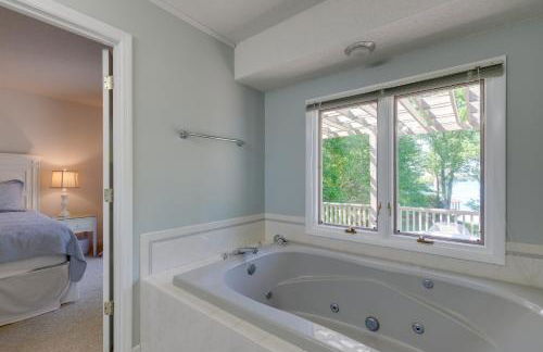 Scenic Smith Mountain Lake Getaway with Deck and Dock! - Foto 20