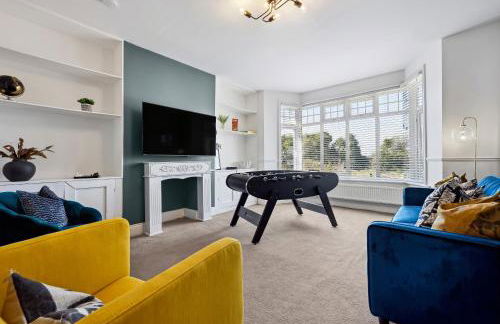 LONG TERM STAY SPECIAL OFFER AVAILABLE! 5-Bedroom Spacious, Stunning Design, Sociable Areas & Cosy House Near South Downs Park, Sleeps 11 with GAMES Room, PRIVATE PARKING and GARDEN - by Blue Puffin Stays - Foto 80