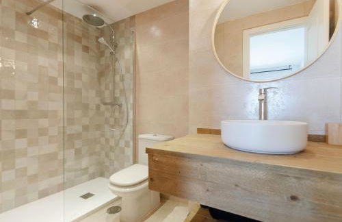 StayatSas Marbella Luxury 2 Bedroom Apartment, 80 m2 Private Terrace, Pools, Walk to Beach & Puerto Banús - Foto 17