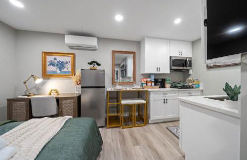 Entire Private Studio with 1 King Bed, Full Kitchen, Gated Yard, Available Now - Foto 8