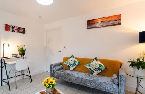 Stylish Innsworth home with garden & parking - Photo 32