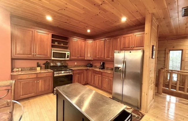 A true log cabin with 360 degree mountain views - Pet and Motorcycle friendly! 5 Bedroom Cabin by RedAwning - Foto 10