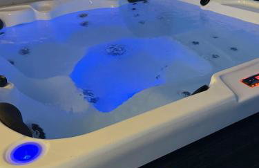 Sunset Retreat Cabin, Private Hot Tub with Mini Cinema Projector & Garden views - Foto 59