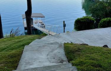 Newly Renovated 4B, 2.5 bath Lakefront home with South Grand Lake Views and dock - Foto 49