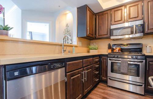 Designer Penthouse 2 Bedroom with Balcony Beverly Hills Adjacent - Foto 47