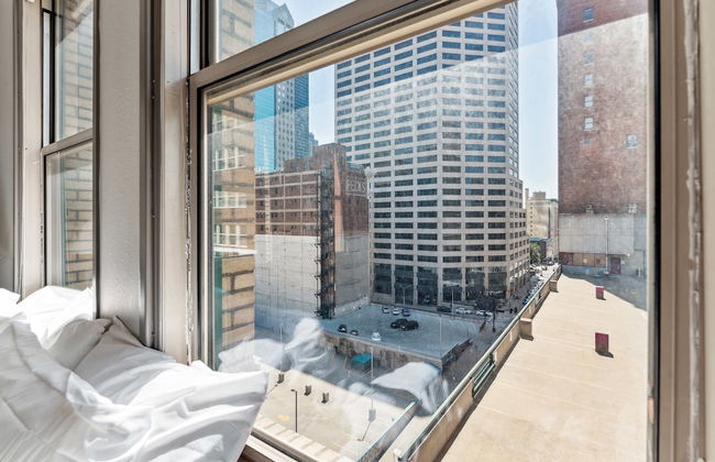 Spacious 2BR Downtown Retreat - Photo 13