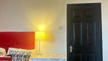 Aldershot Spacious 3-Bedroom House with Fast Wi-Fi & Free Parking - Foto 4