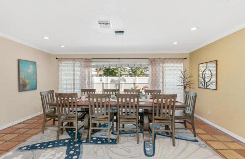 Spacious 4BR 2 5BA Family Retreat Pool Near Beach - Foto 21