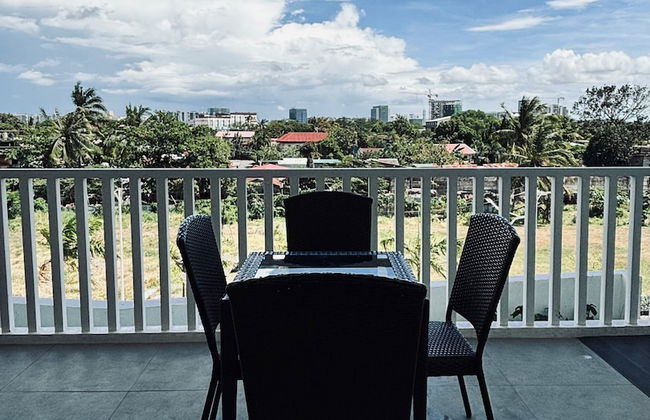 Bright & Airy Urban Escape - Photo 10