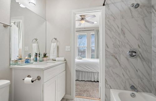 3BR Duplex - Walk to Bishop Arts - Fenced Yard - Foto 11
