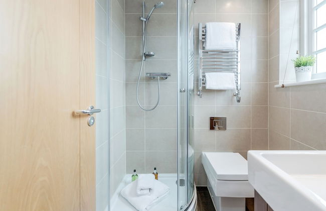 Spacious Apartment In The Heart Of Windsor - Photo 11