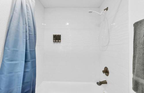 Peaceful 2BR Hideaway Close to Dining and Events - Photo 9