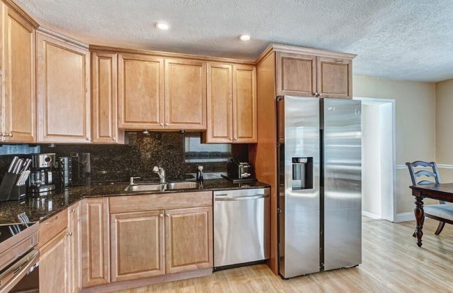 Beautifully Renovated 5 Bedroom with Guest House 5 Home by RedAwning - Foto 24