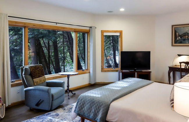 Boardman Monarch Upscale River Lodge HOT Tub! - Foto 15