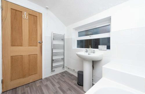 Central Townhouse Wolverhampton - Sleeps 8 - Ideal for Contractors & Families - Foto 28