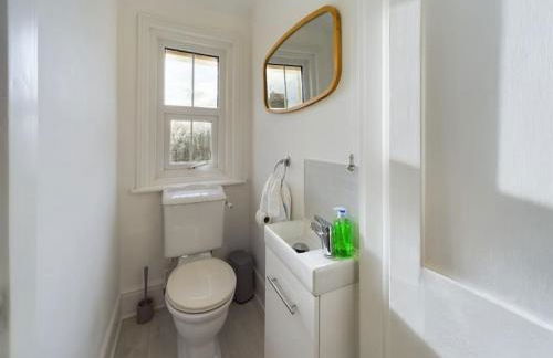 Central Eastbourne Escape with Rooftop Jacuzzi - Foto 11