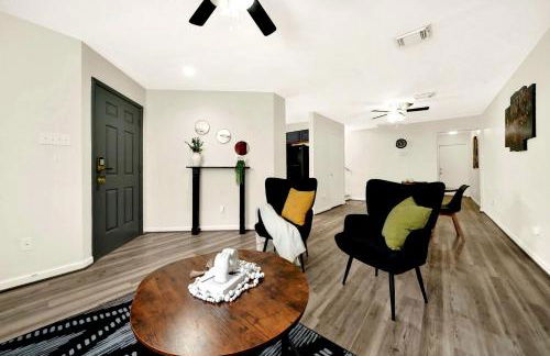 Downtown 3BR Near NRG Stadium - Photo 11