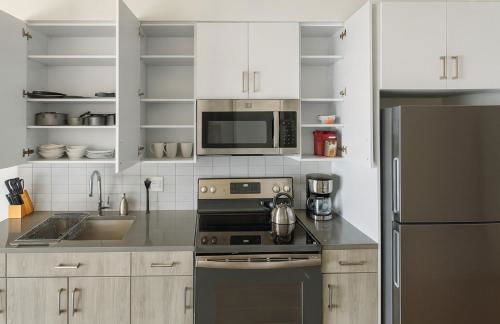 Vibrant 2BR Stay Pool, Sauna and Lounge - Foto 16