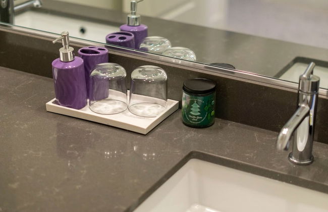 Luxurious Ontario Townhouse Ideal Family Retreat - Photo 30