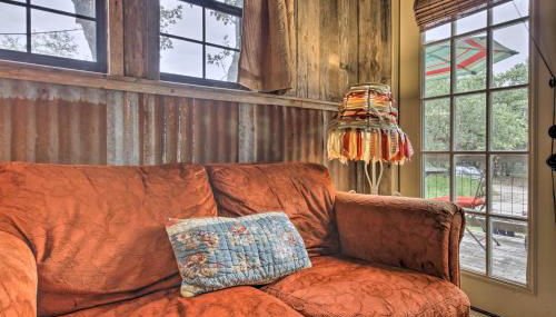 Snuggle Inn Wimberley Cabin with Fire Pit and Deck - Foto 5