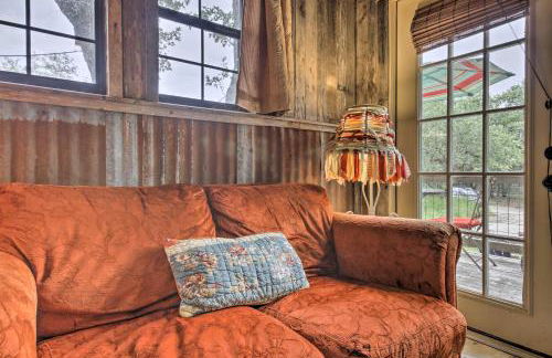 Snuggle Inn Wimberley Cabin with Fire Pit and Deck - Foto 5