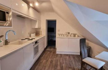 Modern and spacious 2 bedroom apartment with free parking - Photo 1