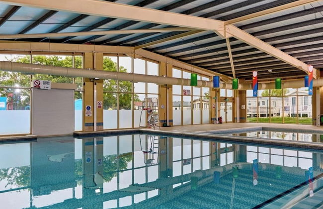 3 Bedroom Caravan - Sleeps 8 - Parking, Wifi, Pool - Photo 13