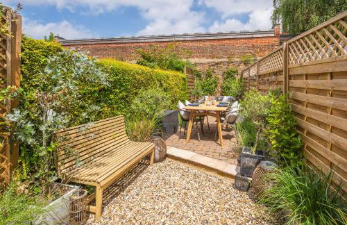 Charming 2 Bed Cottage - within city walls - free parking- garden - Photo 39
