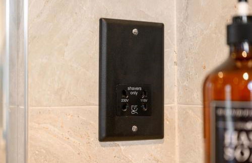 West Didsbury Retreat l Cinema l Sleeps 8 - Photo 22