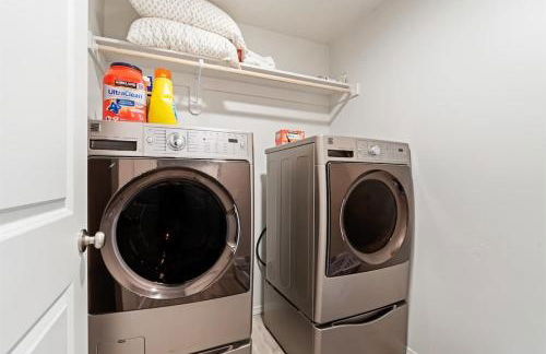 Modern Cabin Vibes, Vaulted ceilings, Sleeps 8! - Foto 32