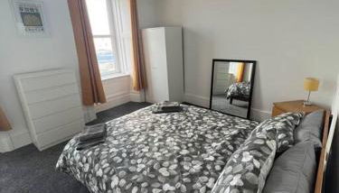 Substantial 5 Bed Townhouse - Photo 4