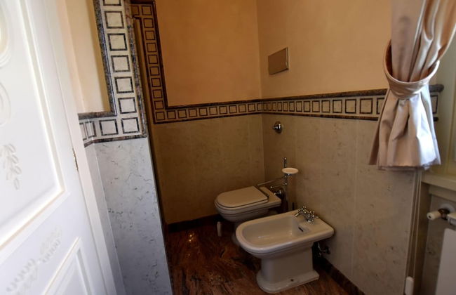 Luxurious Villa in Lombardy with Garden & Hot Tub - Photo 20