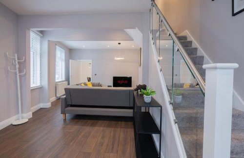 Spacious 3BR Home by D3 Short Stay, Sleep 9, Free WIFI & Parking - Foto 7