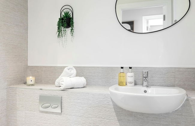 Beautiful 2 Bedroom Apartment With Parking in The Docks - Photo 14