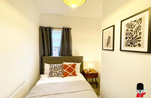 KozyGuru / Wigan / 2BR 4Beds / Newly Refurbished Stylish Holiday House / Close to Big Retail Park / UWNE034 - Foto 18