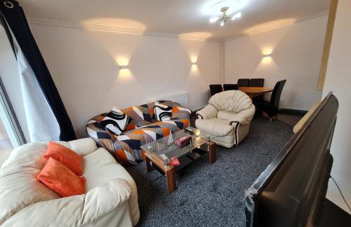 Bristol 2-Bed Bungalow Sleeps 4 Parking - Foto 13