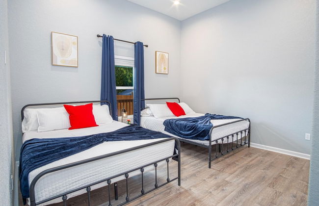 Seize the Moment 4BR 3BA Gem w Downtown Views - Foto 19